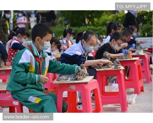 用陶泥塑造足球明星的艺术之旅与创意表达