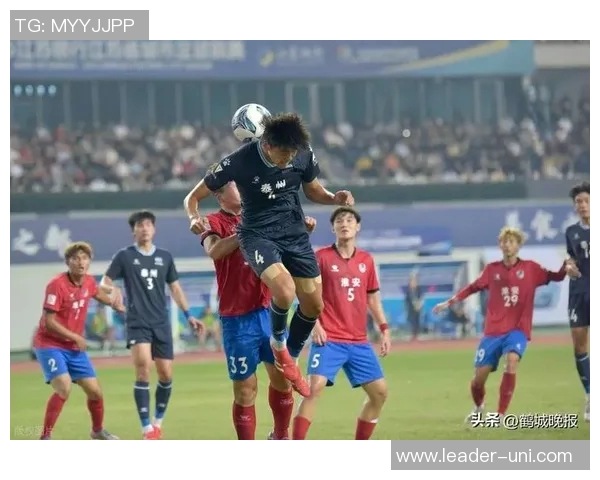 足球明星球员同台竞技展现风采引发球迷热烈追捧与期待